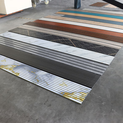 Panel Langit-Langit PVC Kelas Komersial Untuk Dinding Tahan Air Tahan Lembab Papan Dinding PVC Untuk Toko Hotel Restoran