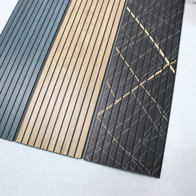 Panel langit-langit kayu biji PVC untuk dinding interior Panel dinding biaya efektif Alternatif untuk ubin Perawatan mudah Papan dinding
