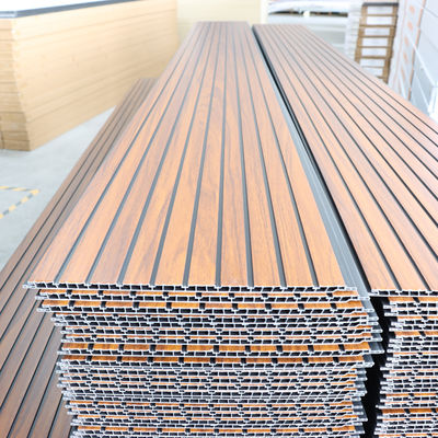 Panel Dinding PVC Butiran Kayu Papan Dinding Dekoratif Bahan Ramah Lingkungan Untuk Kamar Tidur Ruang Tamu Dinding Latar Belakang TV