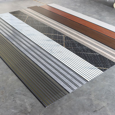 Panel Dinding PVC Butiran Kayu Papan Dinding Dekoratif Bahan Ramah Lingkungan Untuk Kamar Tidur Ruang Tamu Dinding Latar Belakang TV