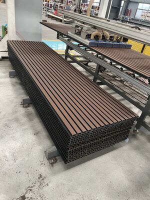 Panel Dinding Komposit Kayu WPC Tahan Api Terlaris 219x26 Gaya Ekstrusi Luar Ruangan