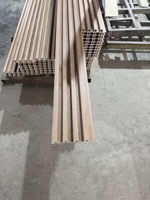 Disesuaikan Eco Friendly Indoor Irregular Grille Wpc Panel Dinding 160x24 Cladding