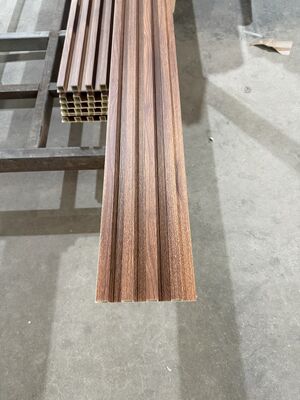 Disesuaikan Eco Friendly Indoor Irregular Grille Wpc Panel Dinding 160x24 Cladding