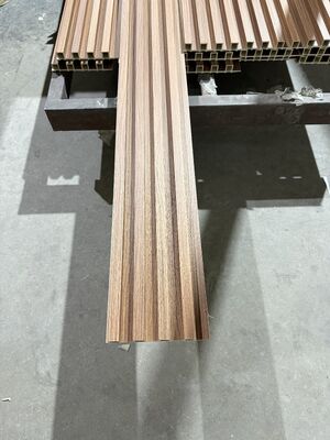 Disesuaikan Eco Friendly Indoor Irregular Grille Wpc Panel Dinding 160x24 Cladding