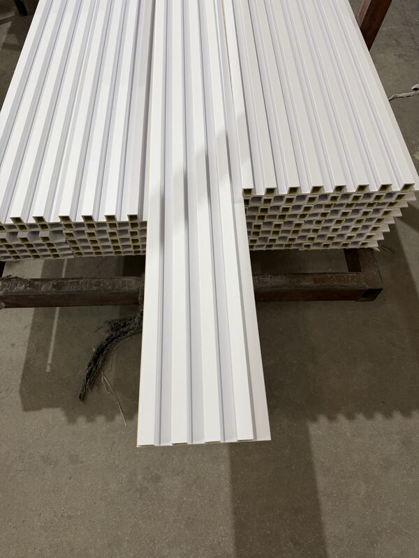 Disesuaikan Eco Friendly Indoor Irregular Grille Wpc Panel Dinding 160x24 Cladding