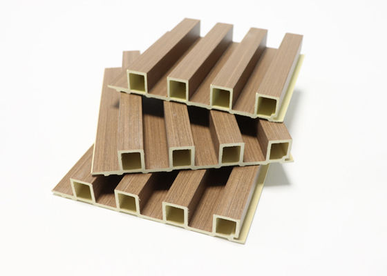 Panel Dinding Kayu Plastik Komposit Interior WPC Panel Dinding WPC Bergalur