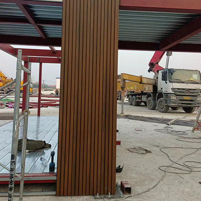 Panel dinding WPC modern dengan tekstur biji kayu untuk dekorasi eksterior