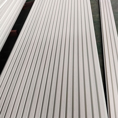 Panel dinding WPC modern dengan tekstur biji kayu untuk dekorasi eksterior