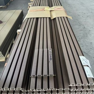 Panel dinding WPC modern dengan tekstur biji kayu untuk dekorasi eksterior