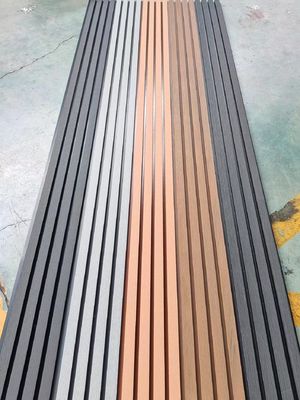 Panel dinding WPC modern dengan tekstur biji kayu untuk dekorasi eksterior